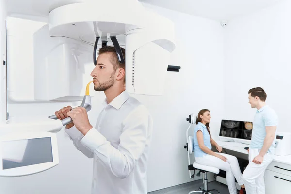 Dentistas Con Dientes Paciente Joven Clínica Dental — Foto de Stock