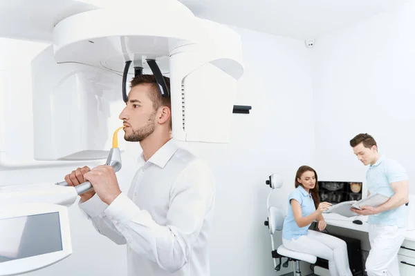 Dentistas Con Dientes Paciente Joven Clínica Dental — Foto de Stock