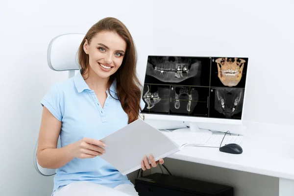 Portret Van Jonge Lachende Vrouwelijke Tandarts Workplace Dental Clinic — Stockfoto