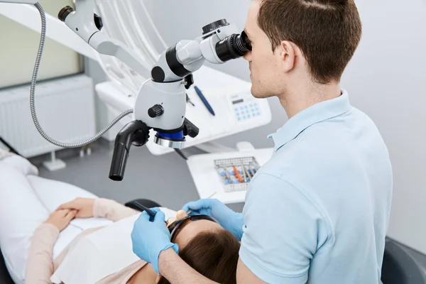 Dentista Correndo Dentes Paciente Jovem Sexo Feminino Clínica Odontológica — Fotografia de Stock