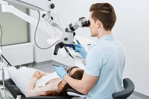 Dentista Correndo Dentes Paciente Jovem Sexo Feminino Clínica Odontológica — Fotografia de Stock