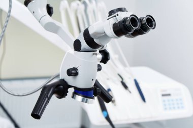 modern diş kliniğinde mikroskop yakından görünümü