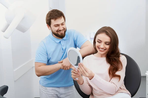 Tandläkare Och Ung Kvinnlig Patient Tandkliniken — Stockfoto