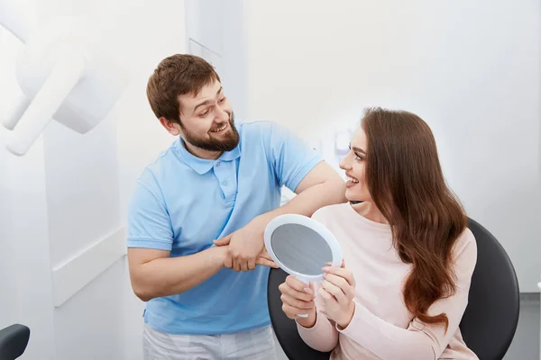 Tandarts Jonge Vrouwelijke Patiënt Tandheelkundige Kliniek — Stockfoto