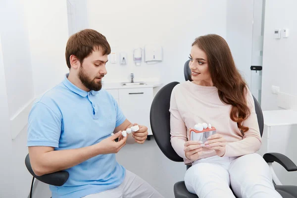 Dentista Giovane Paziente Clinica Dentale — Foto Stock