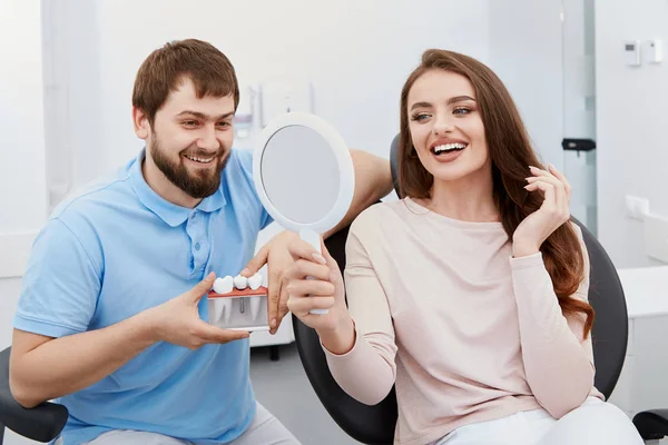 Tandarts Jonge Vrouwelijke Patiënt Tandheelkundige Kliniek — Stockfoto