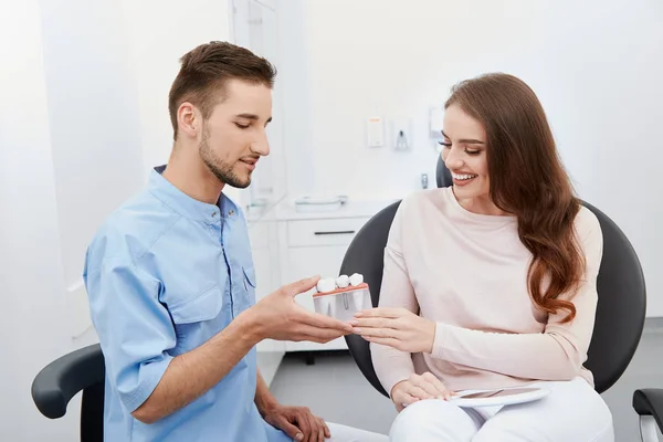 Dentista Giovane Paziente Clinica Dentale — Foto Stock