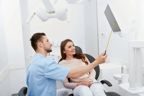 Dentista Jovem Paciente Clínica Odontológica — Fotografia de Stock