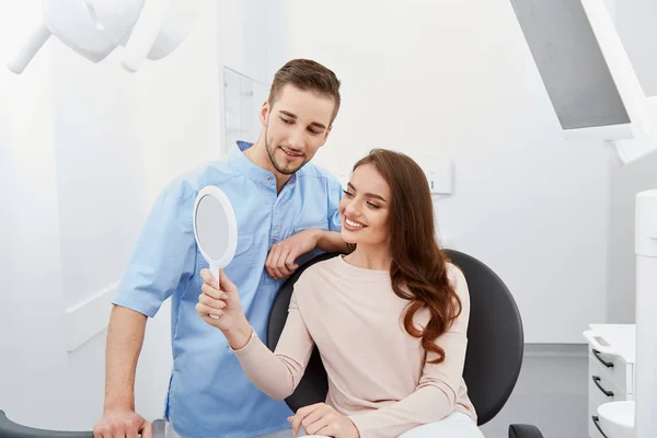 Dentista Jovem Paciente Clínica Odontológica — Fotografia de Stock
