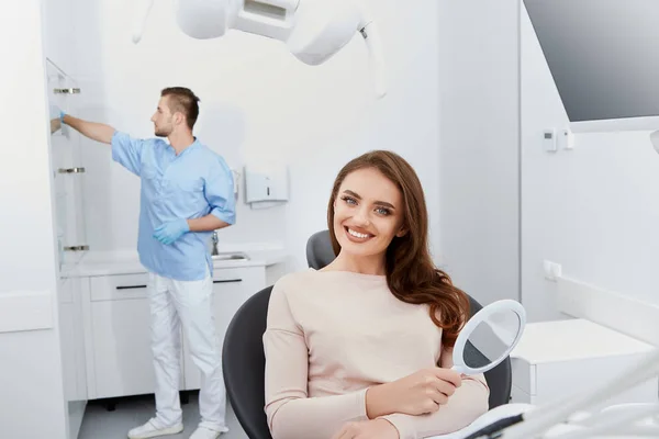 Zubař Mladá Pacientka Zubní Klinice — Stock fotografie