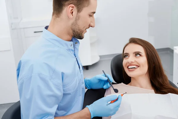 Dentista Jovem Paciente Clínica Odontológica — Fotografia de Stock