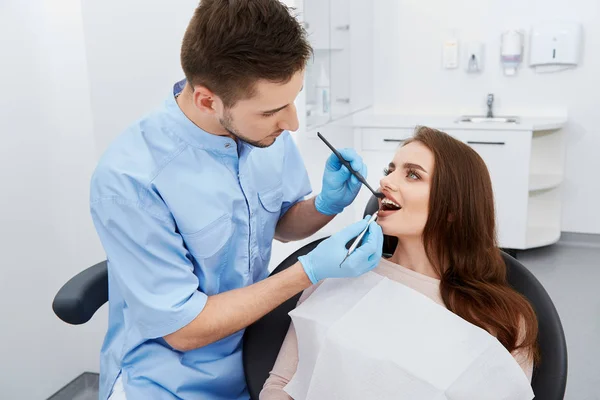 Dentista Correndo Dentes Paciente Jovem Sexo Feminino Clínica Odontológica — Fotografia de Stock
