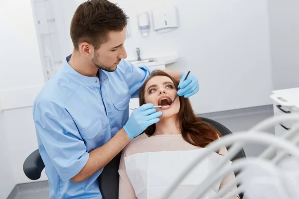 Tandarts Terugkerende Jonge Vrouwelijke Patiënt Tanden Tandheelkundige Kliniek — Stockfoto