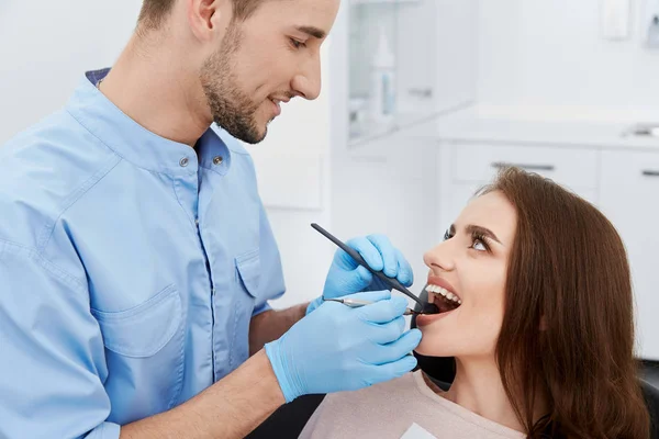 Dentista Con Dientes Paciente Joven Clínica Dental — Foto de Stock