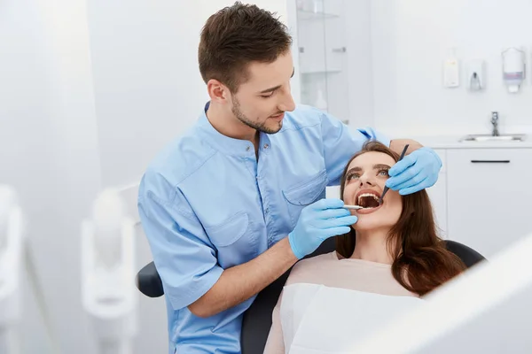 Tandläkare Återkommande Unga Kvinnliga Patientens Tänder Tandkliniken — Stockfoto