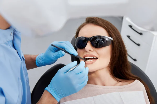 Dentysta Ców Młodych Kobiet Pacjenta Zębów Klinice Stomatologicznej — Zdjęcie stockowe