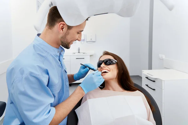 Стоматолог Лікує Молодих Жіночих Зубів Пацієнта Стоматологічній Клініці — стокове фото