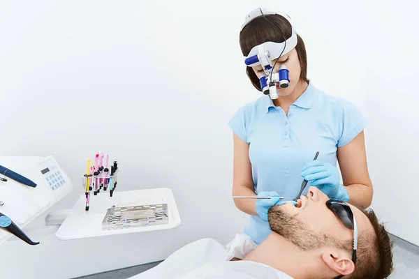 Jovem Dentista Feminino Paciente Masculino Clínica Odontológica Moderna — Fotografia de Stock