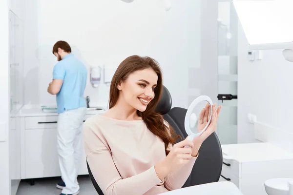 Dentista Jovem Paciente Clínica Odontológica — Fotografia de Stock