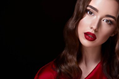 siyah arka plan üzerinde akşam makyaj ile çekici genç kadın