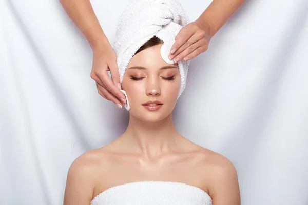 Kosmetikerin Massiert Junge Frau Mit Handtuch Auf Dem Kopf — Stockfoto