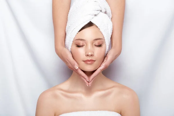 Cosmetologista Fazendo Massagem Para Jovem Com Toalha Cabeça — Fotografia de Stock