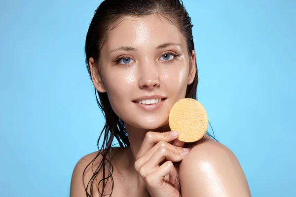 Portret Pięknej Kobiety Mokrymi Włosami Stwarzających Niebieskim Tle Koncepcja Kosmetologii — Zdjęcie stockowe