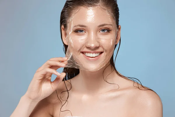 Femme Avec Les Cheveux Mouillés Décoller Masque Facial Sur Fond — Photo