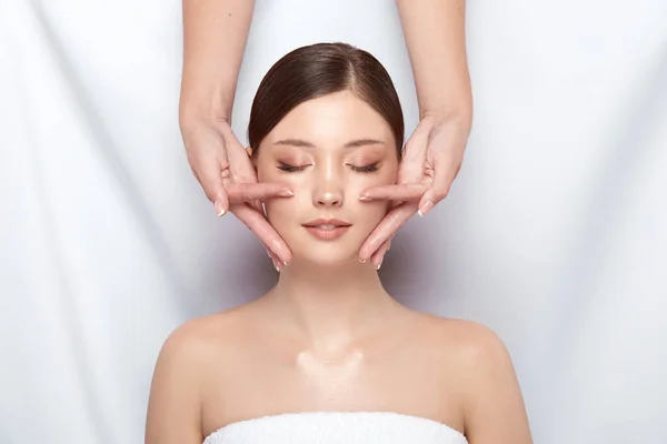 Kosmetikerin Macht Massage Für Junge Frau — Stockfoto