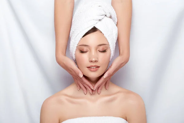 Kosmetikerin Massiert Junge Frau Mit Handtuch Auf Dem Kopf — Stockfoto