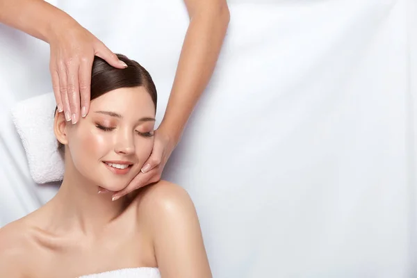 Cosmétologue Faire Massage Jeune Femme — Photo