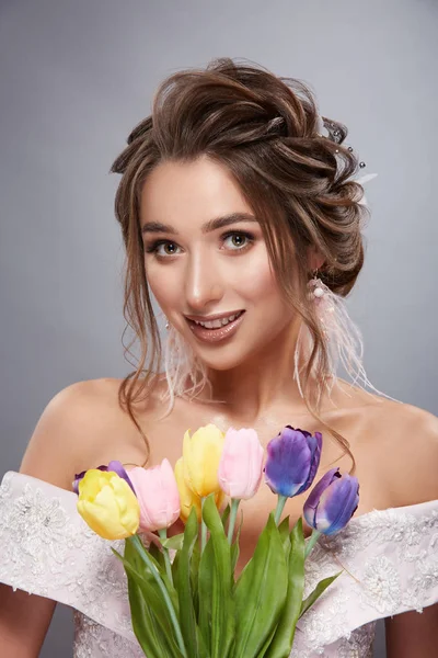 Retrato Bela Jovem Com Penteado Encaracolado Tulipas Posando Fundo Cinza — Fotografia de Stock