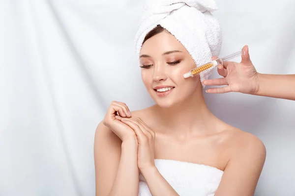 Częściowy Widok Kosmetologa Strzykawką Młodą Kobietą Ręcznikiem Głowie — Zdjęcie stockowe