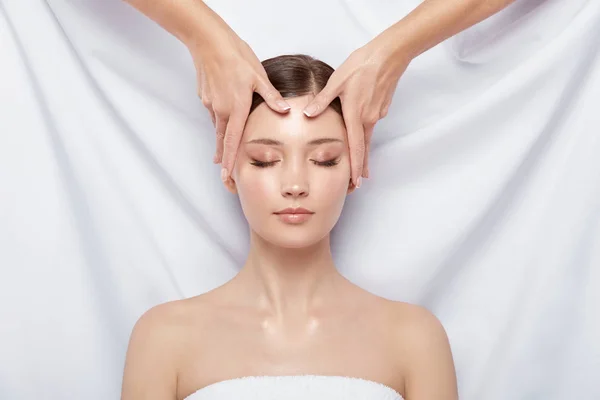 Cosmetologist Fazendo Massagem Para Mulher Jovem — Fotografia de Stock