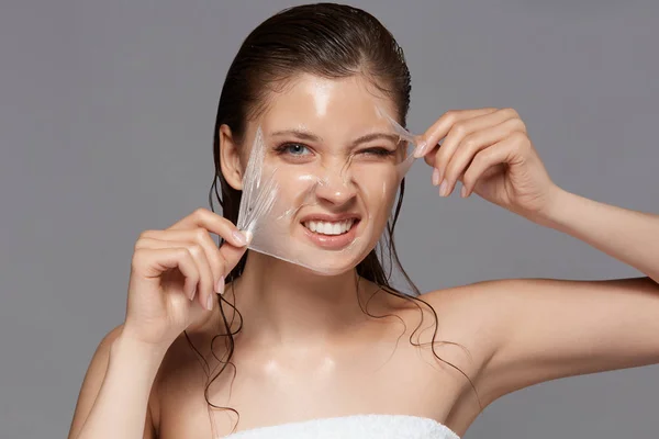 Femme Avec Les Cheveux Mouillés Décoller Masque Facial Sur Fond — Photo