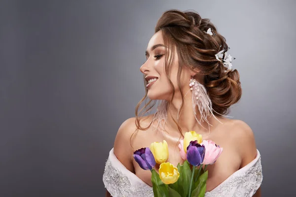 Retrato Bela Jovem Com Penteado Encaracolado Tulipas Posando Fundo Cinza — Fotografia de Stock