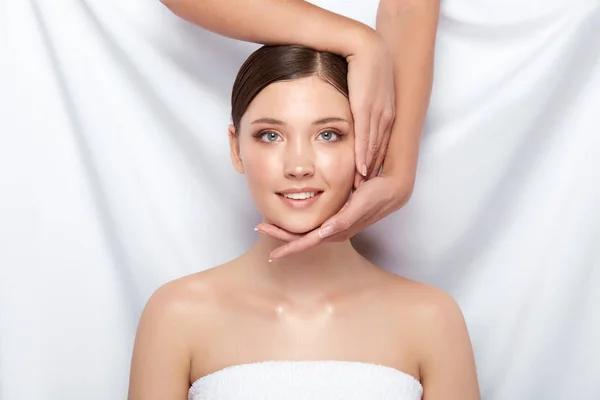 Kosmetolog Podejmowania Masażu Dla Młodej Kobiety — Zdjęcie stockowe