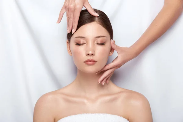 Kosmetolog Podejmowania Masażu Dla Młodej Kobiety — Zdjęcie stockowe