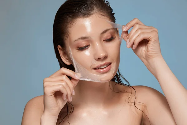 Femme Avec Les Cheveux Mouillés Décoller Masque Facial Sur Fond — Photo