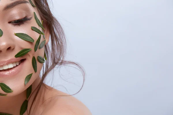Привлекательная Женщина Зелеными Листьями Сером Фоне — стоковое фото