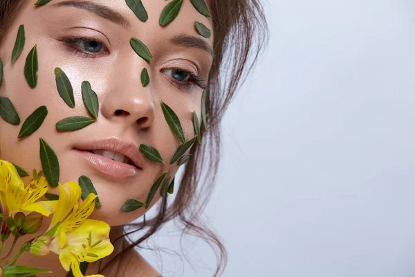 Jolie Femme Avec Des Feuilles Vertes Sur Visage Sur Fond — Photo