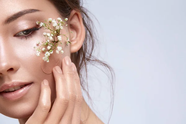 Vacker Anbud Kvinna Med Blommor Ansiktet Poserar Grå Bakgrund — Stockfoto