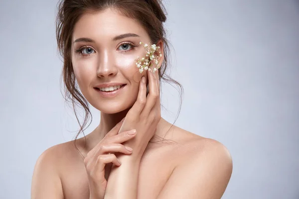 Hermosa Mujer Tierna Con Flores Cara Posando Sobre Fondo Gris —  Fotos de Stock