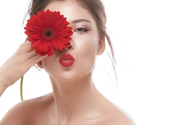 Retrato Jovem Mulher Atraente Com Flor Vermelha Fundo Branco — Fotografia de Stock