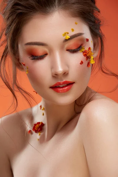 Retrato Mujer Atractiva Con Flores Cara Sobre Fondo Naranja —  Fotos de Stock