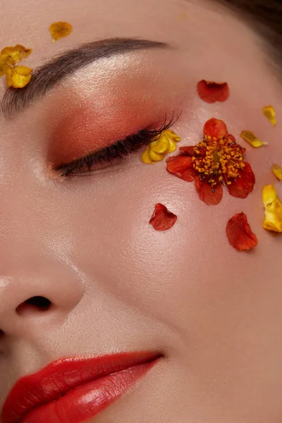 Primer Plano Ver Retrato Mujer Joven Con Flores Cara — Foto de Stock