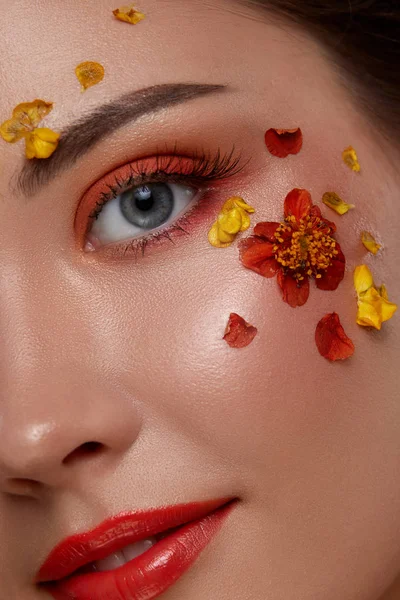 Närbild Visa Porträtt Ung Kvinna Med Blommor Ansiktet — Stockfoto