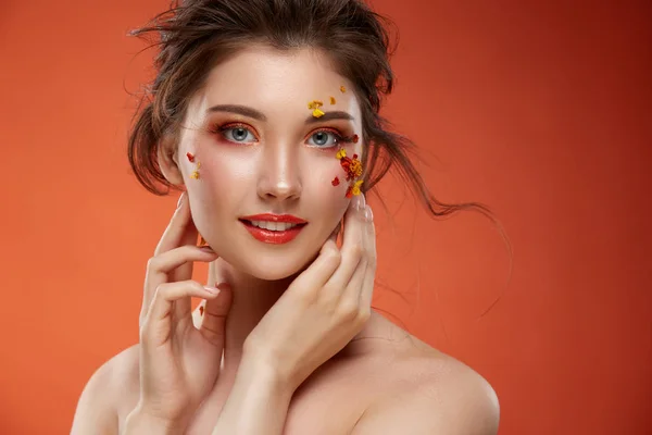 Retrato Mulher Atraente Com Flores Rosto Pano Fundo Laranja — Fotografia de Stock