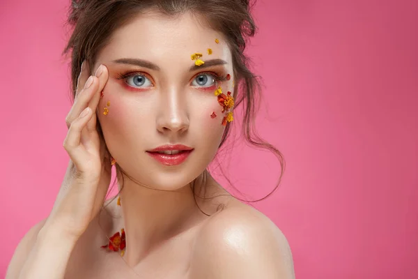 Hermosa Mujer Tierna Con Flores Cara Posando Sobre Telón Fondo — Foto de Stock