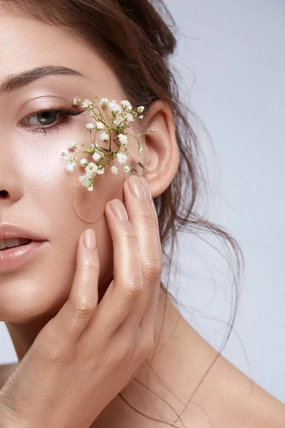 Vacker Anbud Kvinna Med Blommor Ansiktet Poserar Grå Bakgrund — Stockfoto